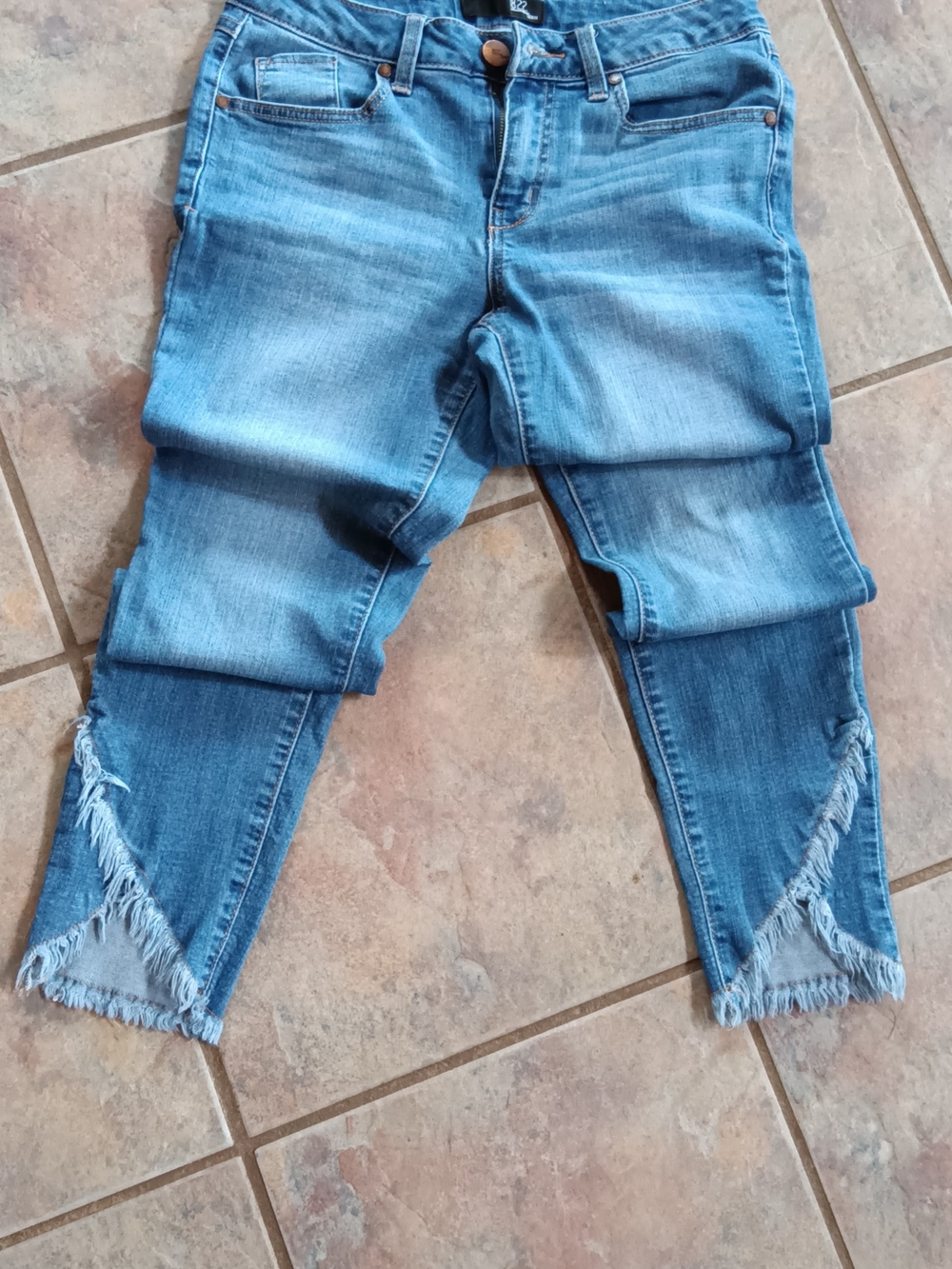 1822 Denim Frayed Hem Ankle Jeans in Blue